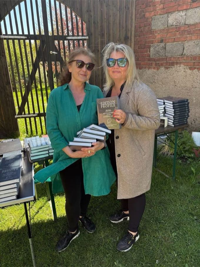Christin und Heike Hultsch mit den Bänden der Edition Profile.